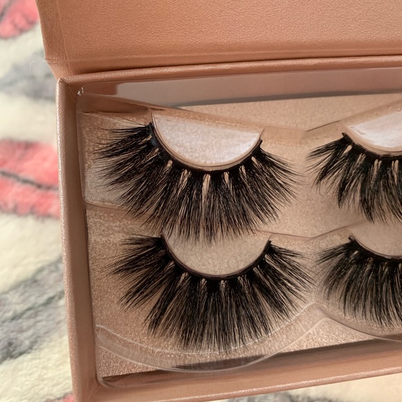 Lashes - Picture 3 of 3